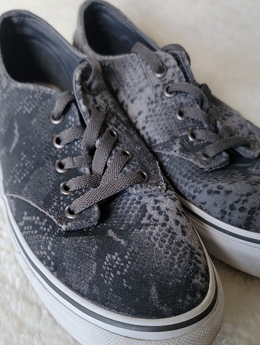 Vans Womens Sneakers Gray Sueded Snake Skin Pattern Low-Top Sneakers